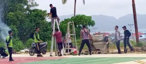 Gotong Royong di Lapangan Bola Voli Kecamatan
